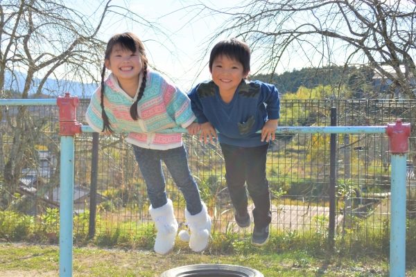 鉄棒をする子供